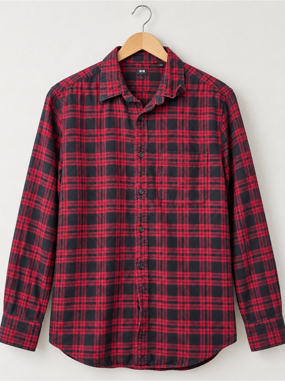 Uniqlo Men's Red Black Plaid Flannel Long Sleeve Button-Up Shirt